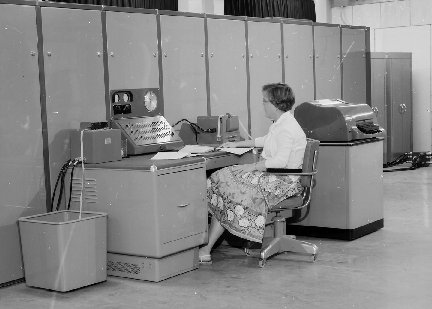 Femme assise devant un vieil ordinateur