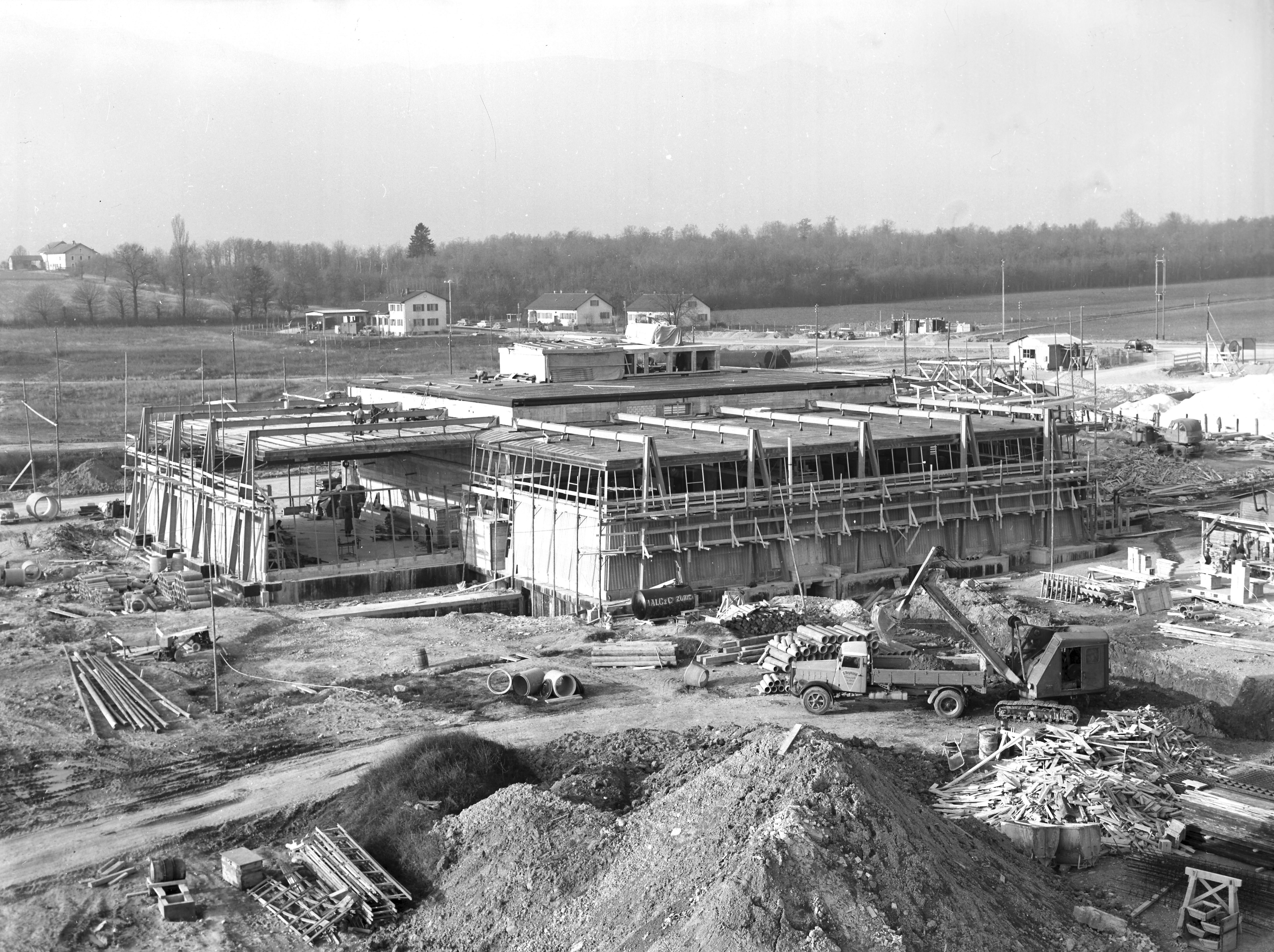 Image en noir et blanc d'un chantier de construction